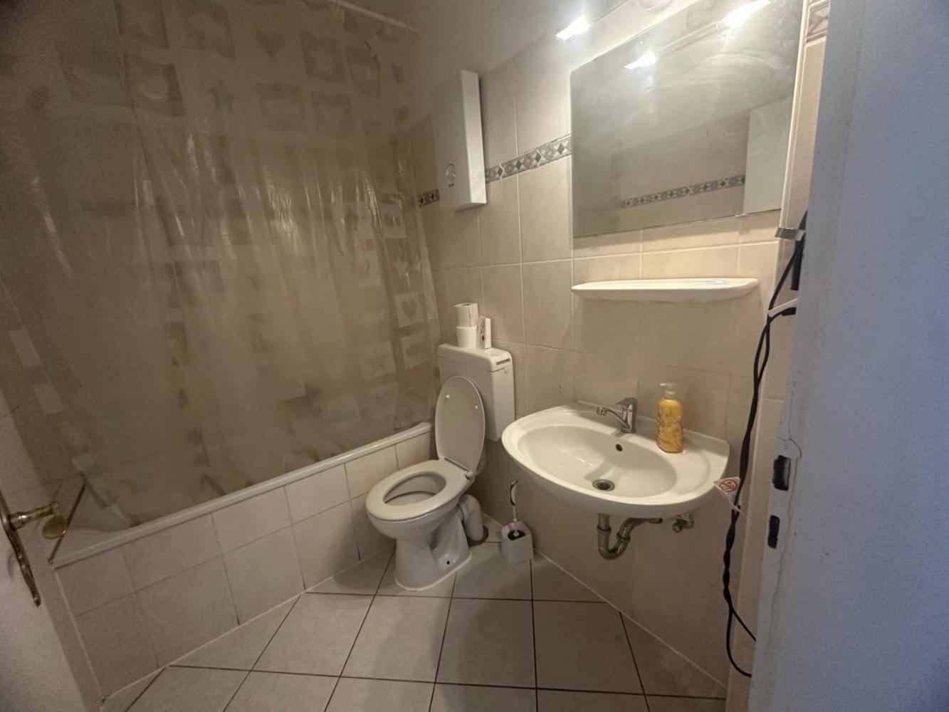 Ferienwohnung Neuss Bagian luar foto